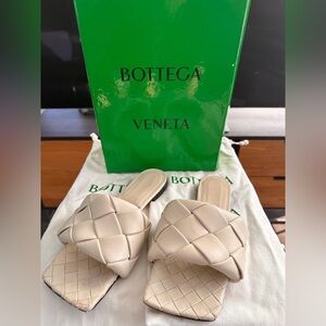 Bottega Veneta Lido Flat Sandal, Size 39.5